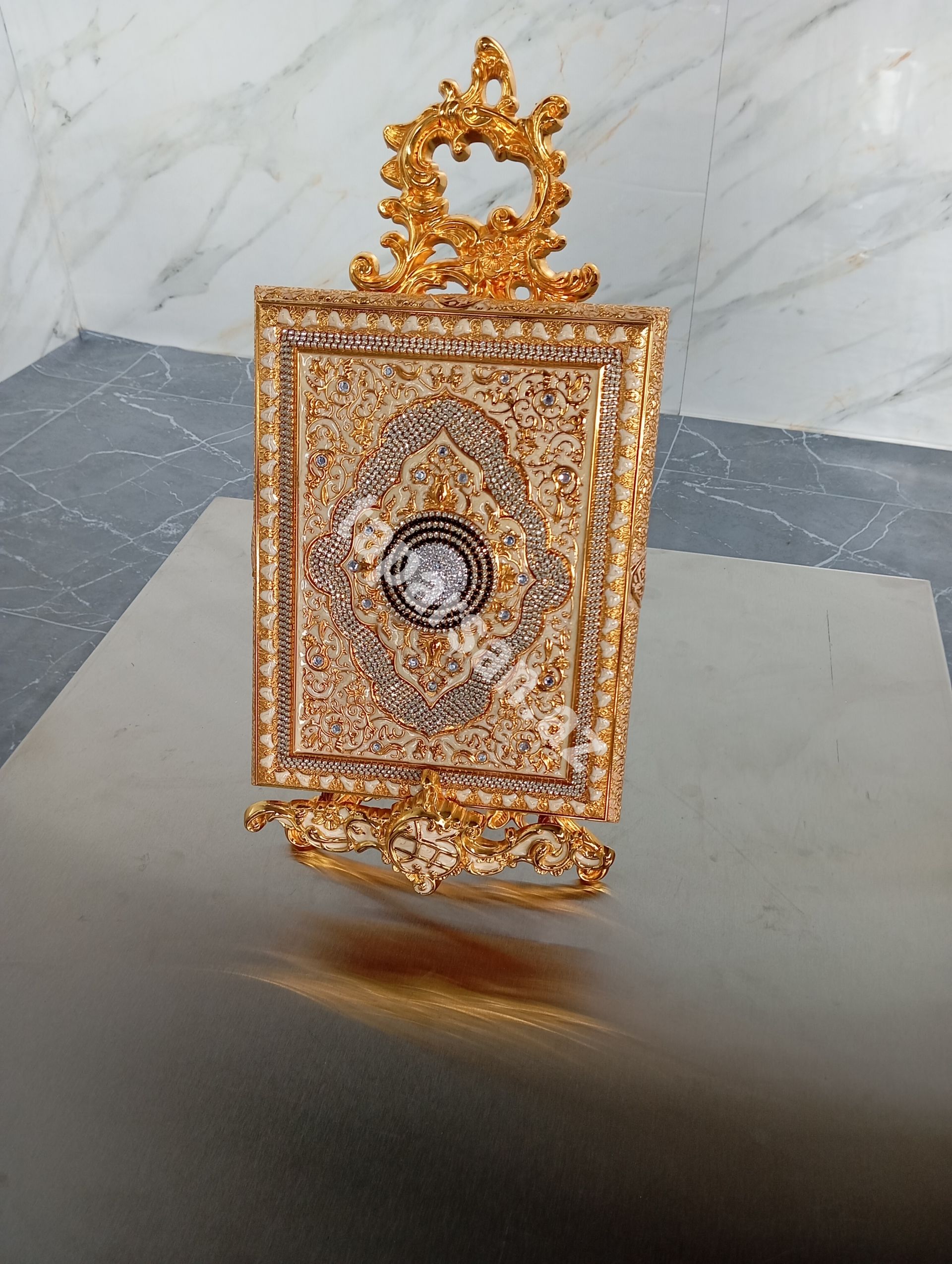 Dekorativ Qızılı Sandıq və Stend